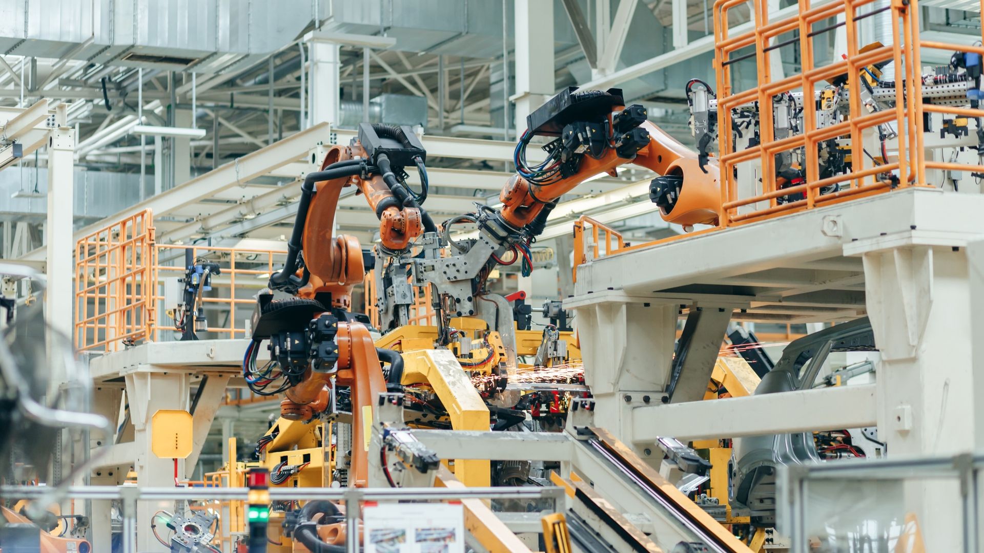 Bras robotisés en ligne de production industrielle automatisée nécessitant un nettoyage industriel préventif pour éviter pannes et arrêts.