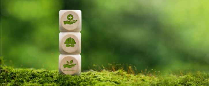 Cubes en bois illustrant la santé, la sécurité et l’environnement, éléments clés des Normes de ménage industriel : Ce que vous devez savoir.